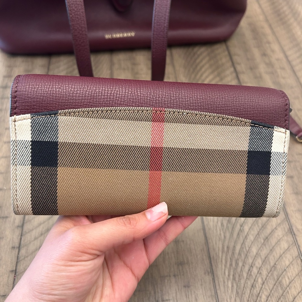 Versatile tote bag can be worn in two styles. Comes with wallet and wristlet - Picture 11 of 16